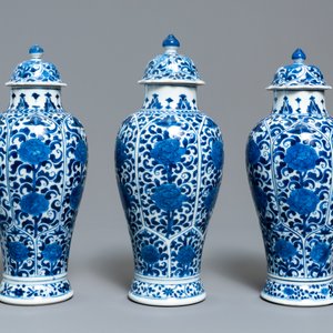 Een Chinees blauw-wit vijfdelig kaststel met floraal decor, Kangxi — foto 3
