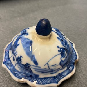 Een Chinees blauw-wit vijfdelig kaststel met landschappen, Kangxi — foto 11