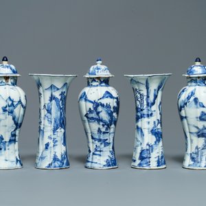 Een Chinees blauw-wit vijfdelig kaststel met landschappen, Kangxi — foto 2