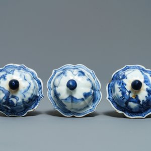 Een Chinees blauw-wit vijfdelig kaststel met landschappen, Kangxi — foto 9