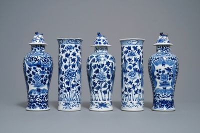 Een Chinees blauw-wit vijfdelig kaststel met pauwen, Kangxi merk, 19e eeuw