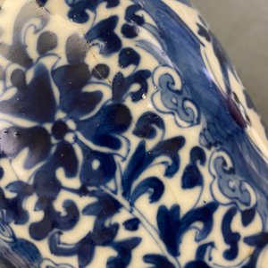 Een Chinees blauw-wit vijfdelig kaststel met pauwen, Kangxi merk, 19e eeuw — foto 11