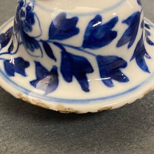Een Chinees blauw-wit vijfdelig kaststel met pauwen, Kangxi merk, 19e eeuw — foto 15