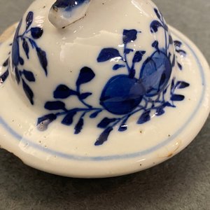Een Chinees blauw-wit vijfdelig kaststel met pauwen, Kangxi merk, 19e eeuw — foto 17