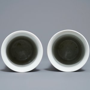 Een Chinees blauw-wit vijfdelig kaststel met pauwen, Kangxi merk, 19e eeuw — foto 7