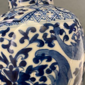 Een Chinees blauw-wit vijfdelig kaststel met pauwen, Kangxi merk, 19e eeuw — foto 10