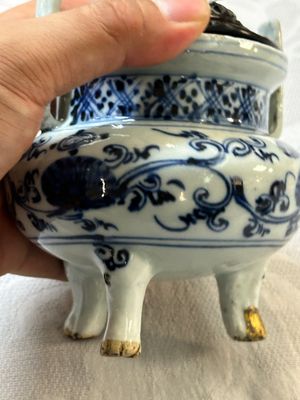 Een Chinees blauw-wit wierookvat op drie poten met floraal decor en een houten deksel, Ming — foto 3