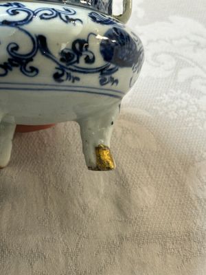 Een Chinees blauw-wit wierookvat op drie poten met floraal decor en een houten deksel, Ming — foto 4