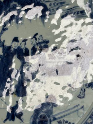 Een Chinees blauw-wit 'Xi Xiang Ji' bassin, Yongzheng — foto 7