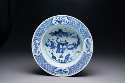 Een Chinees blauw-wit 'Xi Xiang Ji' bassin, Yongzheng
