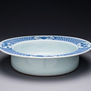 Een Chinees blauw-wit 'Xi Xiang Ji' bassin, Yongzheng — foto 2