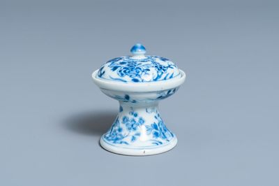 Een Chinees blauw-wit zoutvat met deksel, Kangxi