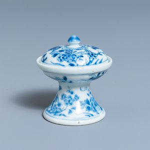 Een Chinees blauw-wit zoutvat met deksel, Kangxi — foto 1