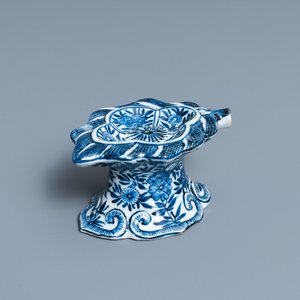 Een Chinees blauw-wit zoutvat naar Europees zilveren model, Kangxi — foto 1