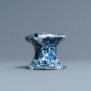 Een Chinees blauw-wit zoutvat naar Europees zilveren model, Kangxi — foto 5