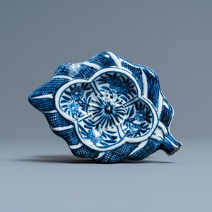 Een Chinees blauw-wit zoutvat naar Europees zilveren model, Kangxi — foto 6