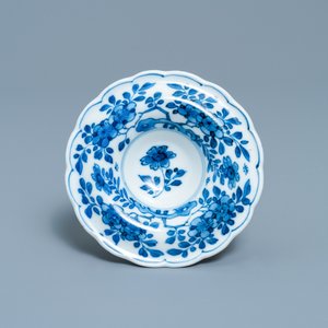 Een Chinees blauw-wit zoutvat naar Europees zilveren model, Kangxi — foto 6