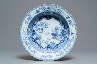 Een Chinees blauwwit bassin met een rivierlandschap, Qianlong
