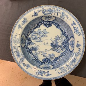 Een Chinees blauwwit bassin met een rivierlandschap, Qianlong — foto 7