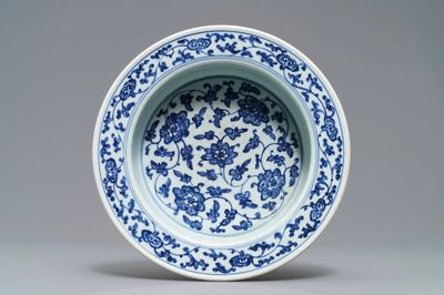 Een Chinees blauwwit bassin met floraal decor, Qianlong