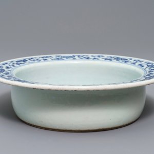 Een Chinees blauwwit bassin met floraal decor, Qianlong — foto 3
