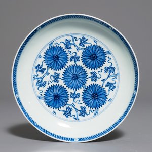 Een Chinees blauwwit bord met aster bloemen, Kangxi/Yongzheng — foto 1