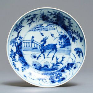 Een Chinees blauwwit bord met een hert en aap, Chenghua merk, Kangxi/Yongzheng — foto 1