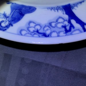 Een Chinees blauwwit bord met figuren bij een pagode, Kangxi — foto 4