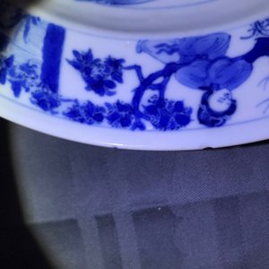 Een Chinees blauwwit bord met figuren bij een pagode, Kangxi — foto 5