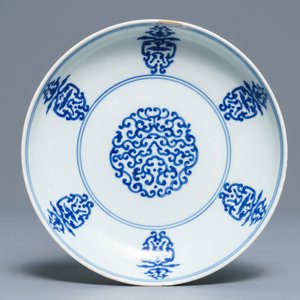 Een Chinees blauwwit bord met gestileerd shou decor, Qianlong merk en periode — foto 1