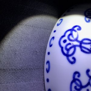 Een Chinees blauwwit bord met gestileerd shou decor, Qianlong merk en periode — foto 9