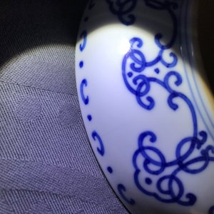 Een Chinees blauwwit bord met gestileerd shou decor, Qianlong merk en periode — foto 10