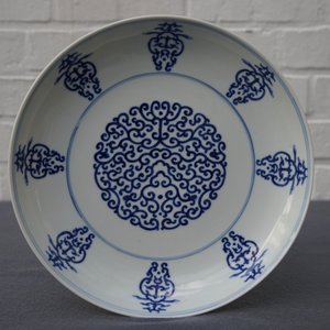 Een Chinees blauwwit bord met gestileerd shou decor, Tongzhi merk, 19/20e eeuw — foto 6