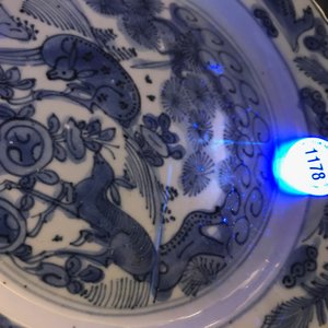 Een Chinees blauwwit bord met herten en eenden, Wanli — foto 4