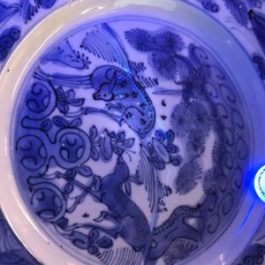 Een Chinees blauwwit bord met herten en eenden, Wanli — foto 5