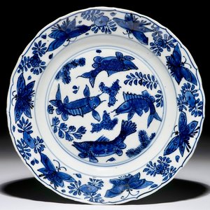 Een Chinees blauwwit bord met karpers en vlinders, Wanli — foto 1