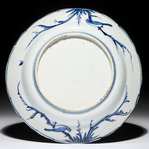 Een Chinees blauwwit bord met karpers en vlinders, Wanli — foto 2