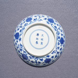 Een Chinees blauwwit bord met lotusslingers, Wanli merk en periode — foto 4