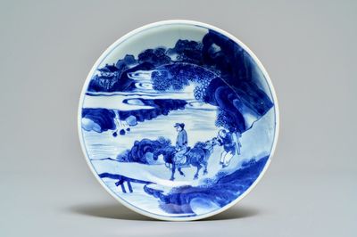 Een Chinees blauwwit bord met reizigers in een landschap, Kangxi merk en periode