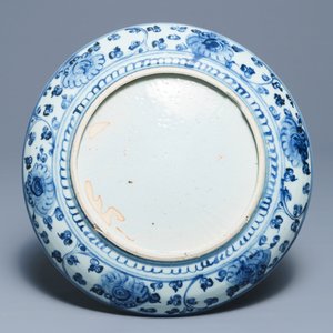 Een Chinees blauwwit bord met rotstuindecor, Hongzhi — foto 2