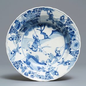 Een Chinees blauwwit bord met strijders te paard, Kangxi merk en periode — foto 1