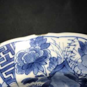 Een Chinees blauwwit bord met strijders te paard, Kangxi merk en periode — foto 3