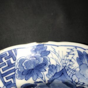 Een Chinees blauwwit bord met strijders te paard, Kangxi merk en periode — foto 4
