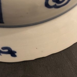 Een Chinees blauwwit bord met strijders te paard, Kangxi merk en periode — foto 5