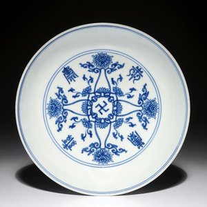 Een Chinees blauwwit bord met symbolendecor, Chenghua merk, Kangxi — foto 1