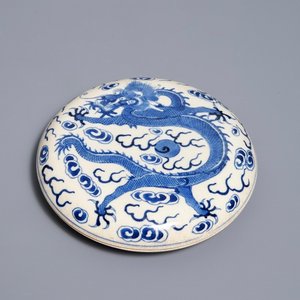 Een Chinees blauwwit dekseldoosje voor zegelwas met drakendecor, Kangxi merk, 19e eeuw — foto 1