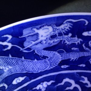Een Chinees blauwwit 'draken' bord in spaartechniek, Daoguang merk en wellicht periode — foto 6