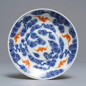 Een Chinees blauwwit en ijzerood bord met vleermuizen omgeven door wolken, Jiangxi Ciye Gongsi merk, Republiek, 20e eeuw — foto 1
