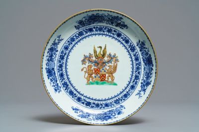 Een Chinees blauwwit en polychroom wapenbord voor de Nederlandse markt, Qianlong