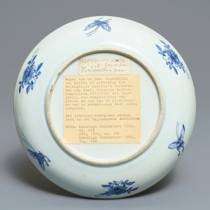 Een Chinees blauwwit en polychroom wapenbord voor de Nederlandse markt, Qianlong — foto 2